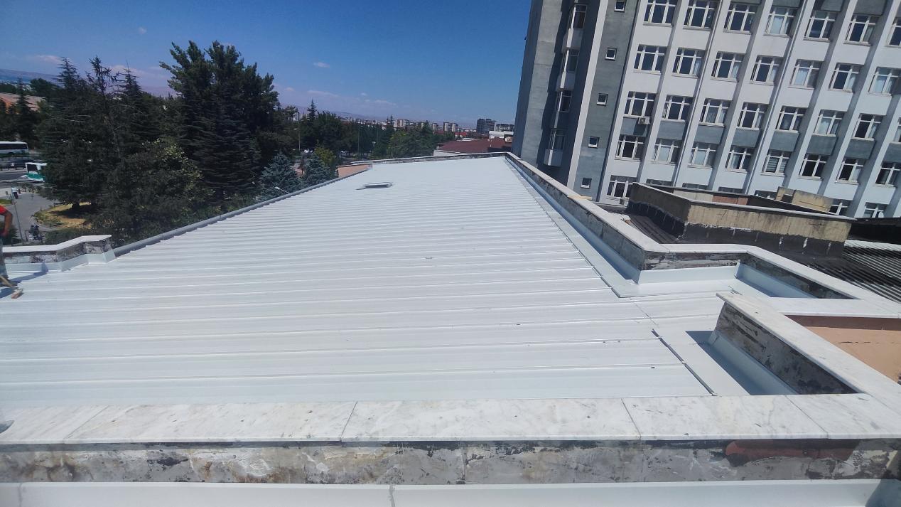 Ticari yapı beyaz metal çatı uygulaması